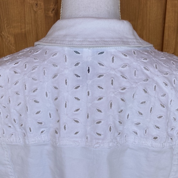 Catherine’s Women’s 3X Denim Jacket White EUC Pockets Eyelet Accent Cotton Blend - Picture 2 of 10